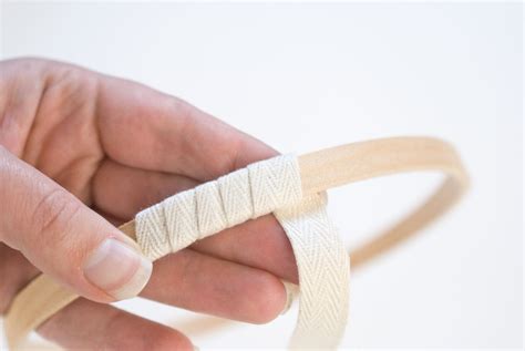 To wrap or bind tightly with cloth Figgerits .